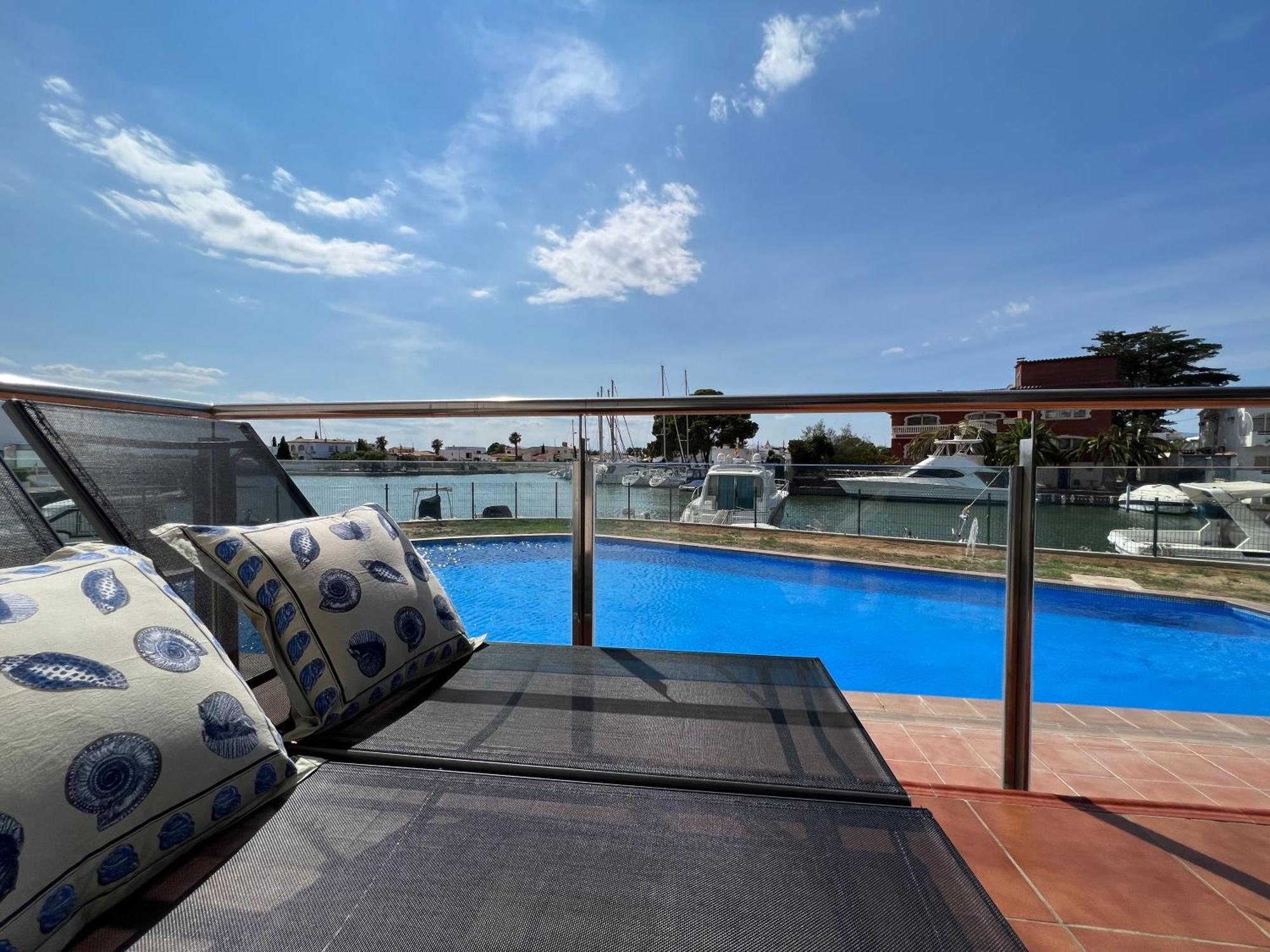 Blau Apartamento Frente A Los Canales Y Las Puestas De Sol De Roses Exterior photo